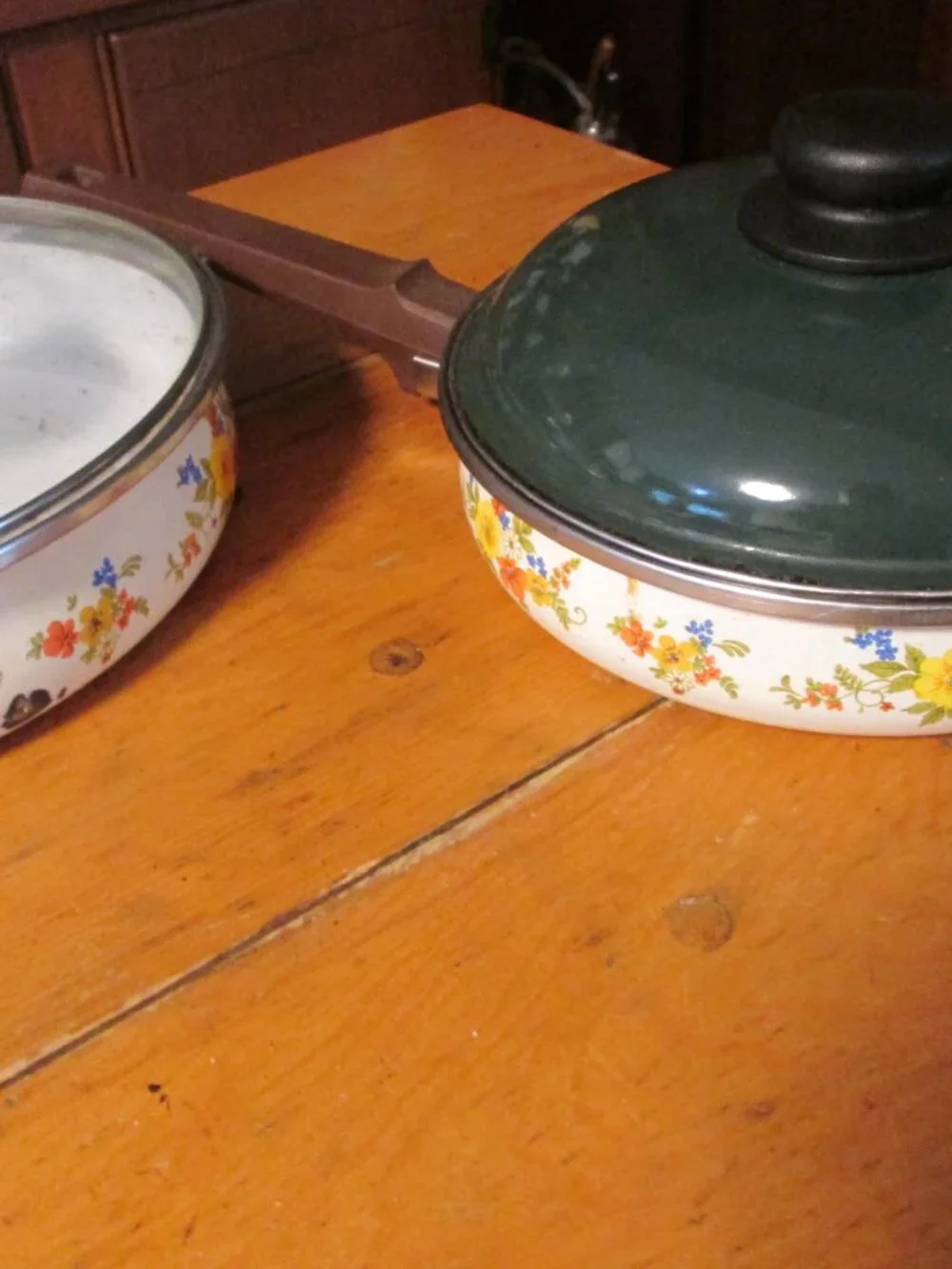 Vtg 70s JMP Cast Iron Enamel ware boho floral fry pans 2  8in 10.5 in w/lids